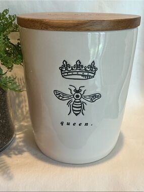 EUC - Rae Dunn “queen.” bee Cellar